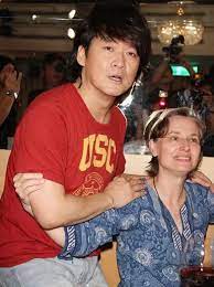 若为了利益 肯与土共同流合污 那早就升官发财坐汽车 外带娶个小老婆 混成现在这穷逼样儿 与理想信念无关 主要是玩世不恭的个性 弄不了低三下四. 57å²å'¨åŽå¥å'Œ57å²å¦»å­è¿'ç…§ é˜¿æ³¢ç½—æ–°é—»ç½'