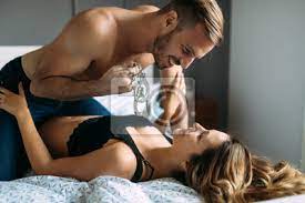 Deshalb solltest du immer vorsichtig dominanz zeigen und diesen spiel erst langsam steigern, wenn du merkst, dass die frau darauf anspringt. Frau Und Mann Spielen Dominanz Spiele Im Bett Fototapete Fototapeten Fotogen Handschellen Bondage Myloview De