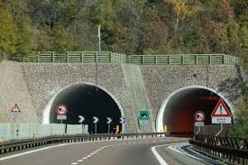 The operation began as a small poster shop and started opening combined retail locations in 1982. Elenco Gallerie Autostrada Del Brennero