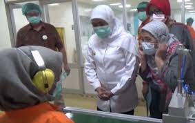 Lokasi pabrik masker di jombang. Gubernur Khofifah Sidak Pabrik Masker Dan Hand Sanitizer Di Jombang Bagian 1