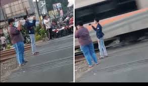 Nak dapatkan khidmat nasihat atau nak beli kereta?terus whatsapp atau call saya 0182976796. Penggemar Kereta Api Nekat Rekam Momen Dari Jarak Dekat Pt Kai Dapat Dikenai Denda Rp 15 Juta