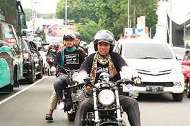 Melalui akun instagramnya, @ustadzabdulsomad_official, dia kerap memposting beragam aktivitas di atas roda dua. Gaya Ustadz Abdul Somad Ngegas Motor Harley Davidson Seharga 16 Unit Yamaha All New Nmax Punya Yamaha Rx King Generasi Terakhir Lho Semua Halaman Gridmotor Id