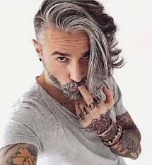 Comincia a diminuire, ossia dopo la comparsa dei primi capelli grigi indesiderati. Capelli Grigi Uomo 2017 Foto Qnm