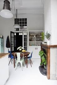 Un petit nid charmant et féminin aux pieds de montmartre. Une Maison Ancienne A La Decoration Eclectique A Amsterdam Par James Van Der Velden Interieur Maison Renovation Maison Decoration Interieure Cuisine