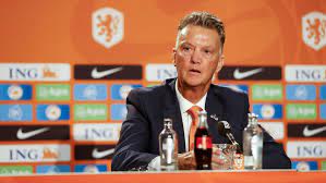 Een deel van de opbrengsten van van gaals dagvoorzitterschappen en speeches gaat, aldus van gaal zelf, naar goede doelen. X Innl Cas Km