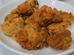 Anda bisa menambahkan lalapan supaya makan lebih. Ayam Goreng Tepung Rangup Guna Air Fryer