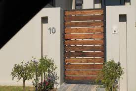 Pagar rumah mungil yang perlu dibuat desainnya dapat kamu sesuaikan dengan gaya hunian minimalis. 10 Desain Pagar Kayu Minimalis Untuk Rumah Terlihat Lebih Mewah