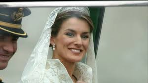Todas las joyas que se vieron en la gran boda Letizia y Felipe: de la  corona prestada por doña Sofía al anillo regalo de Iñaki Urdangarin