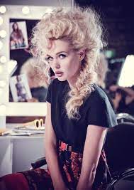 Coiffure Longue Bouclee Avec Attache Dans Un Style Des Annees 80 Coiffure Tutoriels Coiffure Coiffures Rock