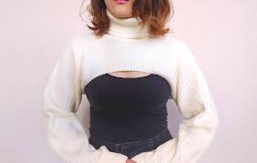何これ】セーターなのに胸元に布がない!? 謎の流行服「スーパークロップドセーター」で1日過ごしてみた結果 | Pouch［ポーチ］