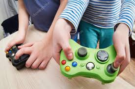 .qué videojuegos jugar con nuestros niños pequeños , ya que está claro que las nuevas tecnologías no deben ser un impedimento para que los padres. Ninos Jugando Playstation Imagenes Fotos De Stock Libres De Derechos Depositphotos