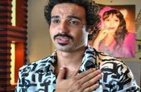 تدوراحداث فيلم بنات العم حول الثلاث فتيات وهما شوق (أحمد فهمي) وشاهندا (هشام ماجد) وشيماء (شيكو) حيث يعيش الثلاثة مع جدتهن تاتا بطة (رجاء الجداوي) في قصر قديم، ورغم حاجتهن إلا أنهن لا يستطعن بيعه لوجود لعنة أصابت كل من حاول بيعه قبلهن. Ø£Ø­Ù…Ø¯ ÙÙ‡Ù…ÙŠ Ø¨Ù†Ø§Øª Ø§Ù„Ø¹Ù… Ø£ÙƒØ«Ø± Ø£ÙÙ„Ø§Ù…ÙŠ Ø¥Ø­Ø±Ø§Ø¬ Ø§ ÙÙ†