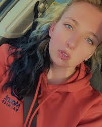 Sara Bromley's Instagram, Twitter & Facebook