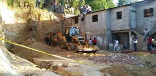 Los derrumbes de tierra, también conocidos como deslaves de lodo y aludes, y pueden ser causados por una variedad de factores que incluyen los terremotos, tormentas e incendios. Hombre Muere Sepultado Por Derrumbe De Tierra