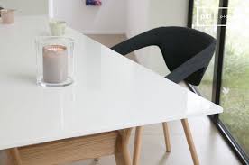Un mur vide se moque dans un intérieur minimaliste. Table Scandinave Augstu Table Au Plateau Laque Blanc Pib
