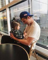 Aklimdasin Texting In 2020 Cute Baby Pictures Dad Baby Cute Family