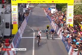 Tadej Pogacar geraakt verrassend niet weg bergop, maar maakt het in Ronde van Romandië dan maar (makkelijk) af in de sprint