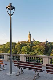 The bank provides service to over 10.8 million active private customers, as well as more than 400,000 customers businesses, professionals. Luxemburg Luxemburg Stadt Blick Zum Musee De La Banque Turm Stockfoto