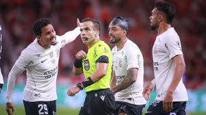 Bastidores: o que revoltou jogadores do Corinthians e como clube avalia reagir contra árbitro de jogo contra Inter