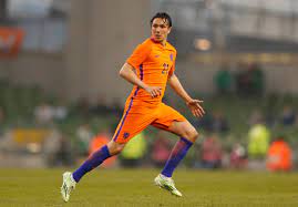 Volgens de telegraaf start steven berghuis in de basis en ontbreek georginio wijnaldum. De Spelers Van Oranje Geven Een Hand En Kijken Je Aan Foto Ad Nl