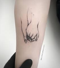 Tatuaje Mama E Hijo Tomados De La Mano Por Michele Mercuri Tatuajes Para Mujeres