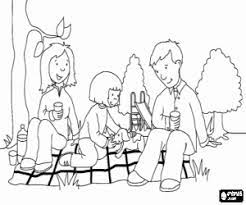 El pictograma de figuras de palillo representa a la familia comiendo, jugando juegos de mesa, viendo la televisión, lavando el auto y durmiendo juntos en casa. Juegos De Familia Para Colorear Imprimir Y Pintar