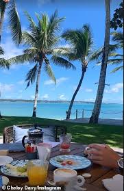 Chelsy davy war lange mit prinz harry liiert. Chelsy Davy Shows A Glimpse Into Her Glamorous Mauritius Getaway Daily Mail Online