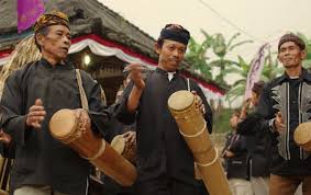 Nah, disamping itu juga dikenal beberapa alat musik yang lain yang termasuk sangatlah ciri khas. 7 Alat Musik Tradisional Banten Gambar Penjelasan Imujio Com