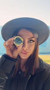 Jättefin bordslampa från Indiska. Turkos färg i glas och mässing. Mycket  fint skick. Testad och fungerar. Skärmen ingår. Höjd: 52 cm Diameter,  skärmens nederdel: 24 cm