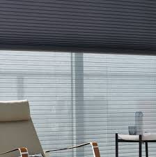 Luxaflex® duette® shades zijn beschikbaar in drie transparanties en in vele stijlvolle patronen en kleuren. Luxaflex 32mm Day Night Duette Blind