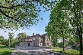 Ein somatisches krankenhaus mit 130 betten (romed) gliedert sich baulich an ein großes psychiatrisches klinikum mit 528 betten (isk) an. Kbo Inn Salzach Klinikum Startseite Kbo Inn Salzach Klinikum