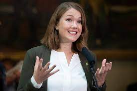 Astrid randen goes home to norway's party leaders, and asks as many questions as possible in very short time, often about stuff most of us never knew about them. Opposisjonen Om Statsbudsjettet Tidenes Feriepengebaksmell