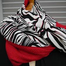 Maybe you would like to learn more about one of these? Grand Foulard Double Face Noir Et Blanc Souligne De Rouge Style Zebre Double Tissu Rouge Hermes Un Grand Marche