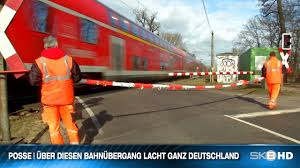 1 x waggon mit 2 x kabine + 2 x dach. Posse Uber Diesen Bahnubergang Lacht Ganz Deutschland Youtube
