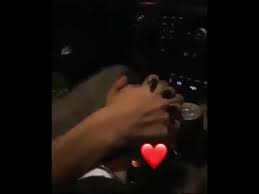 ماسك يد حبيبته youtube