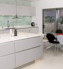 Weiße minimalistische küchen tolle fotos und inspirationen von weiße küche mit weißer arbeitsplatte bild moderne küche hochglanz weiss schön weisse kuche. Ihre Kostenlose Musterbestellung Kuchenstudio Weisse Kuche Arbeitsplatte Kuche Kuche