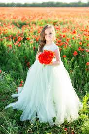 # le bouquet doit s'accorder à la robe. Modele De Petite Fille Concept De Mode De Mariage Souriante Bebe Fille Princesse En Doux Bleu Elegant Robe Posant Avec Un Bouquet De Coquelicots Sur Le Grand Et Ensoleille Champ De