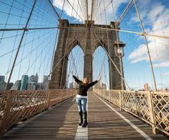 Escúchame bien llego la hora hay que expandirse antes nadie ayudarme quería ahora yo tengo to'as las vías joseando de noche y de día tengo to' lo que yo quería. Entrevista A Julieta De New York Again Gontraveler
