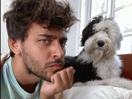 Marcelo tinelli, indignado con la actitud de lizardo ponce tras su malestar en la academia: Lizardo Ponce Explico Que Relacion Lo Une Al Chico Con El Que Se Dio Un Beso Apasionado Chapamos Pero No Es Mi Novio Noticias Blue