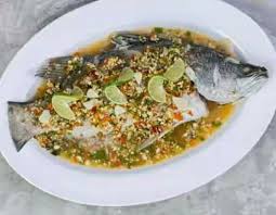 1 ekor ikan siakap sederhana besar 4 ulas bwg putih 1 biji bwg holland 1 kiub pati ayam 5 biji cili padi 2 inci halia 2 batang serai 3 sudu sos ikan 1 cawan jus limau nipis 1 sudu gula sedikit daun ketumbar + cili merah + hirisan limau utk hiasan. Resepi Siakap Stim Limau Kongsi Resepi Over Blog Com