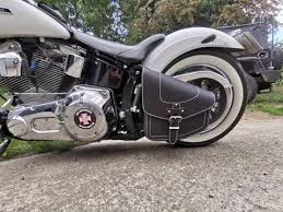Als schutz vor schmutz und nässe und für die optik werden in die hülsen sogenannte stopfen gesteckt. Odin Silver Schwingentasche Fur Harley Davidson Softail Bikertaschen De