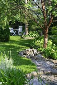Kleine Felsbrocken Und Kies Im Garten Felsbrocken Garten Kies Kleine Und In 2020 Shade Garden Small Backyard Landscaping