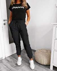Панталон със странични джобове в черен цвят