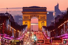 En mai, c'est le temps des chevaliers avec ses combats et ses joutes équestres. Paris Halal Travel Guide Restaurants Mosques Muslim Friendly Hotels