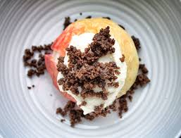 Baked Apple With Bread Crisps And Ricotta Cheese Cream Recipe In Lithuanian Http Www Vilkyskiu Lt Gourmet Keptas Obuolys Su Juodo Recipes Food Baked Apples