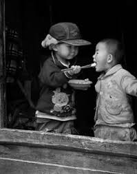 Black And White Kids Hugging Each Other Pin By Anna Michaud On Photos Beautiful Children Children Precious Children