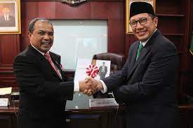 Usulan diterapkan di lingkungan instansi pemerintah. Malaysia Ingin Kerja Sama Sertifikasi Halal Dengan Indonesia Muslim Obsession