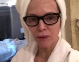 O recunoşti? A fost una dintre cele mai frumoase actriţe de la Hollywood!  Cum de-a ajuns să arate aşa?