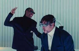 If i missed anything, be sure to yell at me! Snoop Dogg Cameos In Bad Bunny S Hoy Cobre Music Video