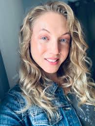 Lynette Pearson's Instagram, Twitter & Facebook